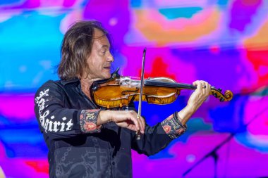 ODESSA, UKRAINE -25 Ağustos 2020: Ünlü kemancı Vasily Popadyuk (Kanada) ve caz grubu PAPA DUKE BAND sahnede. Tiyatro sahnesinde ünlü bir Kripach ve bestecinin solo konseri