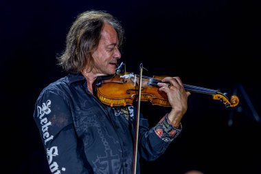 ODESSA, UKRAINE -25 Ağustos 2020: Ünlü kemancı Vasily Popadyuk (Kanada) ve caz grubu PAPA DUKE BAND sahnede. Tiyatro sahnesinde ünlü bir Kripach ve bestecinin solo konseri