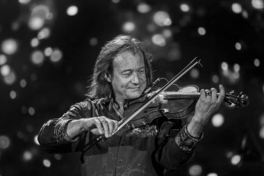 ODESSA, UKRAINE -25 Ağustos 2020: Ünlü kemancı Vasily Popadyuk (Kanada) ve caz grubu PAPA DUKE BAND sahnede. Tiyatro sahnesinde ünlü bir Kripach ve bestecinin solo konseri