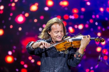 ODESSA, UKRAINE -25 Ağustos 2020: Ünlü kemancı Vasily Popadyuk (Kanada) ve caz grubu PAPA DUKE BAND sahnede. Tiyatro sahnesinde ünlü bir Kripach ve bestecinin solo konseri