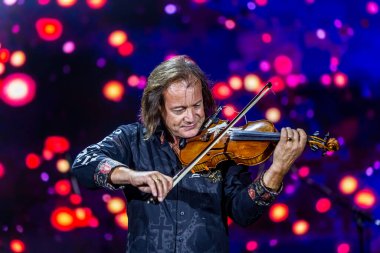 ODESSA, UKRAINE -25 Ağustos 2020: Ünlü kemancı Vasily Popadyuk (Kanada) ve caz grubu PAPA DUKE BAND sahnede. Tiyatro sahnesinde ünlü bir Kripach ve bestecinin solo konseri