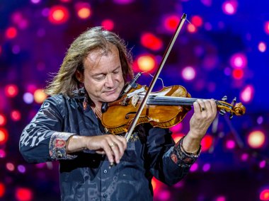 ODESSA, UKRAINE -25 Ağustos 2020: Ünlü kemancı Vasily Popadyuk (Kanada) ve caz grubu PAPA DUKE BAND sahnede. Tiyatro sahnesinde ünlü bir Kripach ve bestecinin solo konseri