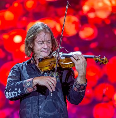 ODESSA, UKRAINE -25 Ağustos 2020: Ünlü kemancı Vasily Popadyuk (Kanada) ve caz grubu PAPA DUKE BAND sahnede. Tiyatro sahnesinde ünlü bir Kripach ve bestecinin solo konseri