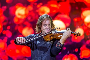 ODESSA, UKRAINE -25 Ağustos 2020: Ünlü kemancı Vasily Popadyuk (Kanada) ve caz grubu PAPA DUKE BAND sahnede. Tiyatro sahnesinde ünlü bir Kripach ve bestecinin solo konseri