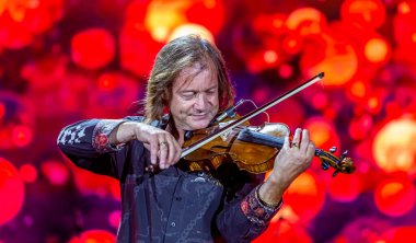 ODESSA, UKRAINE -25 Ağustos 2020: Ünlü kemancı Vasily Popadyuk (Kanada) ve caz grubu PAPA DUKE BAND sahnede. Tiyatro sahnesinde ünlü bir Kripach ve bestecinin solo konseri