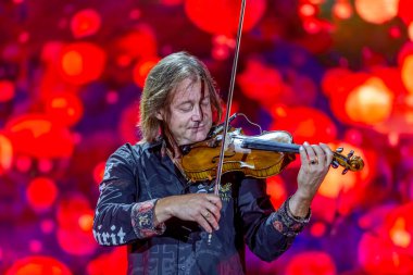 ODESSA, UKRAINE -25 Ağustos 2020: Ünlü kemancı Vasily Popadyuk (Kanada) ve caz grubu PAPA DUKE BAND sahnede. Tiyatro sahnesinde ünlü bir Kripach ve bestecinin solo konseri