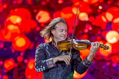 ODESSA, UKRAINE -25 Ağustos 2020: Ünlü kemancı Vasily Popadyuk (Kanada) ve caz grubu PAPA DUKE BAND sahnede. Tiyatro sahnesinde ünlü bir Kripach ve bestecinin solo konseri