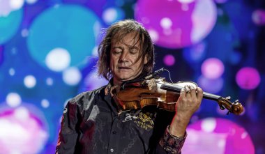 ODESSA, UKRAINE -25 Ağustos 2020: Ünlü kemancı Vasily Popadyuk (Kanada) ve caz grubu PAPA DUKE BAND sahnede. Tiyatro sahnesinde ünlü bir Kripach ve bestecinin solo konseri