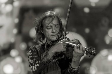 ODESSA, UKRAINE -25 Ağustos 2020: Ünlü kemancı Vasily Popadyuk (Kanada) ve caz grubu PAPA DUKE BAND sahnede. Tiyatro sahnesinde ünlü bir Kripach ve bestecinin solo konseri