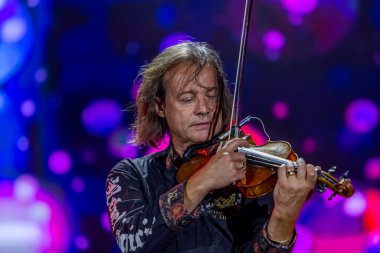 ODESSA, UKRAINE -25 Ağustos 2020: Ünlü kemancı Vasily Popadyuk (Kanada) ve caz grubu PAPA DUKE BAND sahnede. Tiyatro sahnesinde ünlü bir Kripach ve bestecinin solo konseri