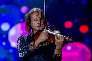 ODESSA, UKRAINE -25 Ağustos 2020: Ünlü kemancı Vasily Popadyuk (Kanada) ve caz grubu PAPA DUKE BAND sahnede. Tiyatro sahnesinde ünlü bir Kripach ve bestecinin solo konseri