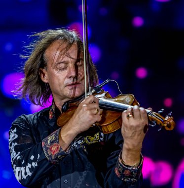 ODESSA, UKRAINE -25 Ağustos 2020: Ünlü kemancı Vasily Popadyuk (Kanada) ve caz grubu PAPA DUKE BAND sahnede. Tiyatro sahnesinde ünlü bir Kripach ve bestecinin solo konseri