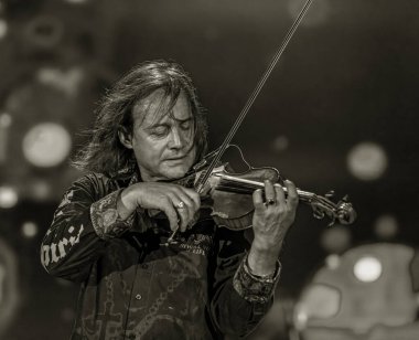 ODESSA, UKRAINE -25 Ağustos 2020: Ünlü kemancı Vasily Popadyuk (Kanada) ve caz grubu PAPA DUKE BAND sahnede. Tiyatro sahnesinde ünlü bir Kripach ve bestecinin solo konseri