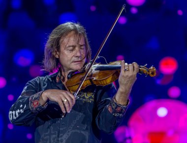 ODESSA, UKRAINE -25 Ağustos 2020: Ünlü kemancı Vasily Popadyuk (Kanada) ve caz grubu PAPA DUKE BAND sahnede. Tiyatro sahnesinde ünlü bir Kripach ve bestecinin solo konseri