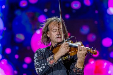 ODESSA, UKRAINE -25 Ağustos 2020: Ünlü kemancı Vasily Popadyuk (Kanada) ve caz grubu PAPA DUKE BAND sahnede. Tiyatro sahnesinde ünlü bir Kripach ve bestecinin solo konseri