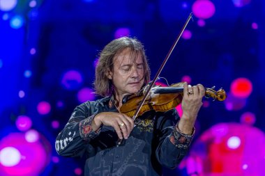 ODESSA, UKRAINE -25 Ağustos 2020: Ünlü kemancı Vasily Popadyuk (Kanada) ve caz grubu PAPA DUKE BAND sahnede. Tiyatro sahnesinde ünlü bir Kripach ve bestecinin solo konseri