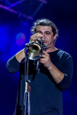 ODESSA, UKRAINE -25 Ağustos 2020: Ünlü kemancı Vasily Popadyuk (Kanada) ve caz grubu PAPA DUKE BAND sahnede. Tiyatro sahnesinde ünlü bir Kripach ve bestecinin solo konseri