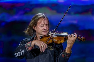 ODESSA, UKRAINE -25 Ağustos 2020: Ünlü kemancı Vasily Popadyuk (Kanada) ve caz grubu PAPA DUKE BAND sahnede. Tiyatro sahnesinde ünlü bir Kripach ve bestecinin solo konseri