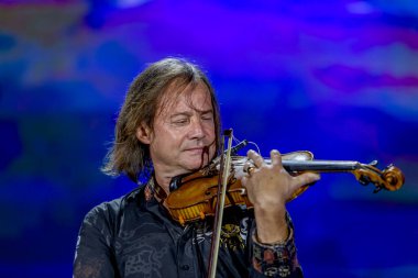 ODESSA, UKRAINE -25 Ağustos 2020: Ünlü kemancı Vasily Popadyuk (Kanada) ve caz grubu PAPA DUKE BAND sahnede. Tiyatro sahnesinde ünlü bir Kripach ve bestecinin solo konseri