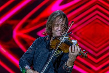 ODESSA, UKRAINE -25 Ağustos 2020: Ünlü kemancı Vasily Popadyuk (Kanada) ve caz grubu PAPA DUKE BAND sahnede. Tiyatro sahnesinde ünlü bir Kripach ve bestecinin solo konseri