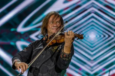 ODESSA, UKRAINE -25 Ağustos 2020: Ünlü kemancı Vasily Popadyuk (Kanada) ve caz grubu PAPA DUKE BAND sahnede. Tiyatro sahnesinde ünlü bir Kripach ve bestecinin solo konseri