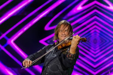 ODESSA, UKRAINE -25 Ağustos 2020: Ünlü kemancı Vasily Popadyuk (Kanada) ve caz grubu PAPA DUKE BAND sahnede. Tiyatro sahnesinde ünlü bir Kripach ve bestecinin solo konseri