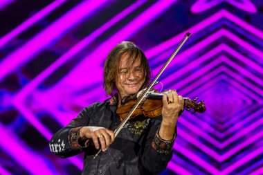 ODESSA, UKRAINE -25 Ağustos 2020: Ünlü kemancı Vasily Popadyuk (Kanada) ve caz grubu PAPA DUKE BAND sahnede. Tiyatro sahnesinde ünlü bir Kripach ve bestecinin solo konseri