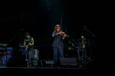 ODESSA, UKRAINE -25 Ağustos 2020: Ünlü kemancı Vasily Popadyuk (Kanada) ve caz grubu PAPA DUKE BAND sahnede. Tiyatro sahnesinde ünlü bir Kripach ve bestecinin solo konseri