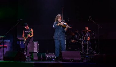 ODESSA, UKRAINE -25 Ağustos 2020: Ünlü kemancı Vasily Popadyuk (Kanada) ve caz grubu PAPA DUKE BAND sahnede. Tiyatro sahnesinde ünlü bir Kripach ve bestecinin solo konseri