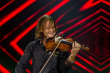 ODESSA, UKRAINE -25 Ağustos 2020: Ünlü kemancı Vasily Popadyuk (Kanada) ve caz grubu PAPA DUKE BAND sahnede. Tiyatro sahnesinde ünlü bir Kripach ve bestecinin solo konseri