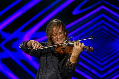 ODESSA, UKRAINE -25 Ağustos 2020: Ünlü kemancı Vasily Popadyuk (Kanada) ve caz grubu PAPA DUKE BAND sahnede. Tiyatro sahnesinde ünlü bir Kripach ve bestecinin solo konseri