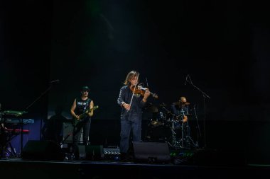 ODESSA, UKRAINE -25 Ağustos 2020: Ünlü kemancı Vasily Popadyuk (Kanada) ve caz grubu PAPA DUKE BAND sahnede. Tiyatro sahnesinde ünlü bir Kripach ve bestecinin solo konseri