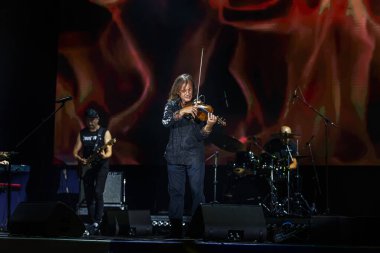 ODESSA, UKRAINE -25 Ağustos 2020: Ünlü kemancı Vasily Popadyuk (Kanada) ve caz grubu PAPA DUKE BAND sahnede. Tiyatro sahnesinde ünlü bir Kripach ve bestecinin solo konseri