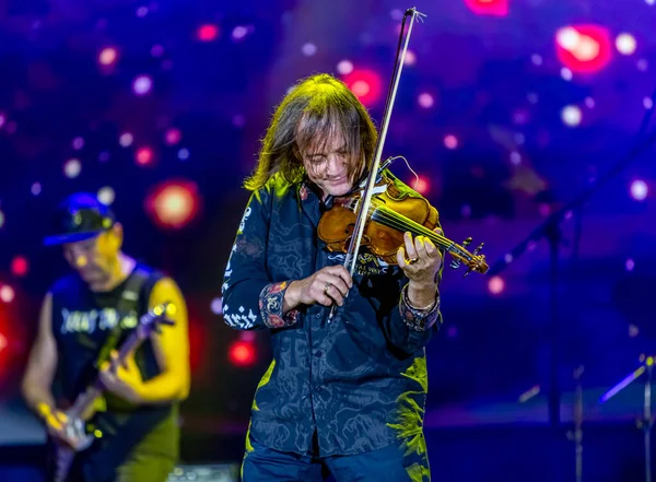 ODESSA, UKRAINE -25 Ağustos 2020: Ünlü kemancı Vasily Popadyuk (Kanada) ve caz grubu PAPA DUKE BAND sahnede. Tiyatro sahnesinde ünlü bir Kripach ve bestecinin solo konseri