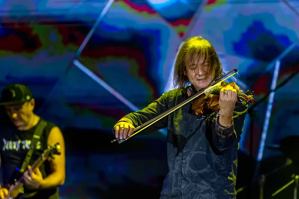 ODESSA, UKRAINE -25 Ağustos 2020: Ünlü kemancı Vasily Popadyuk (Kanada) ve caz grubu PAPA DUKE BAND sahnede. Tiyatro sahnesinde ünlü bir Kripach ve bestecinin solo konseri