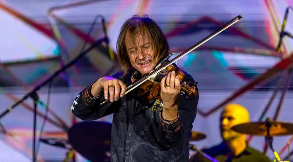 ODESSA, UKRAINE -25 Ağustos 2020: Ünlü kemancı Vasily Popadyuk (Kanada) ve caz grubu PAPA DUKE BAND sahnede. Tiyatro sahnesinde ünlü bir Kripach ve bestecinin solo konseri