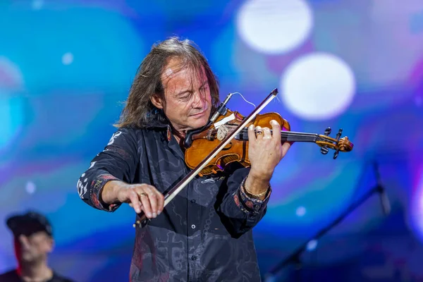 ODESSA, UKRAINE -25 Ağustos 2020: Ünlü kemancı Vasily Popadyuk (Kanada) ve caz grubu PAPA DUKE BAND sahnede. Tiyatro sahnesinde ünlü bir Kripach ve bestecinin solo konseri