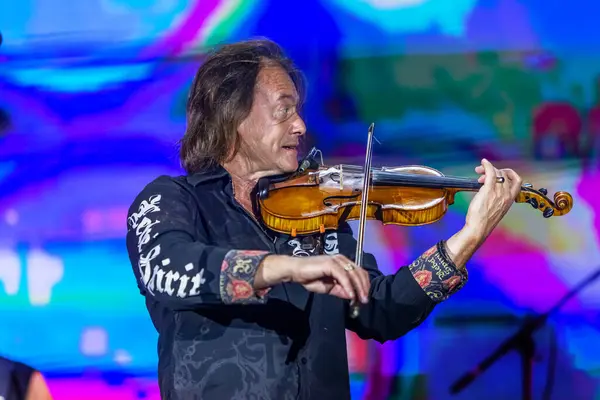 ODESSA, UKRAINE -25 Ağustos 2020: Ünlü kemancı Vasily Popadyuk (Kanada) ve caz grubu PAPA DUKE BAND sahnede. Tiyatro sahnesinde ünlü bir Kripach ve bestecinin solo konseri