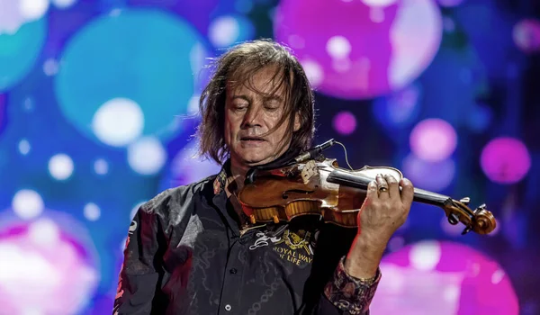 ODESSA, UKRAINE -25 Ağustos 2020: Ünlü kemancı Vasily Popadyuk (Kanada) ve caz grubu PAPA DUKE BAND sahnede. Tiyatro sahnesinde ünlü bir Kripach ve bestecinin solo konseri