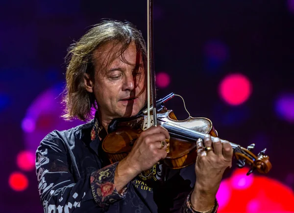 ODESSA, UKRAINE -25 Ağustos 2020: Ünlü kemancı Vasily Popadyuk (Kanada) ve caz grubu PAPA DUKE BAND sahnede. Tiyatro sahnesinde ünlü bir Kripach ve bestecinin solo konseri