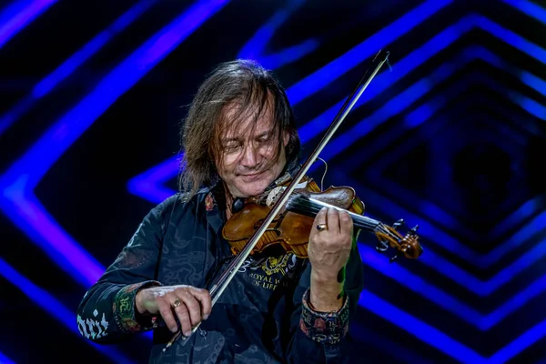 ODESSA, UKRAINE -25 Ağustos 2020: Ünlü kemancı Vasily Popadyuk (Kanada) ve caz grubu PAPA DUKE BAND sahnede. Tiyatro sahnesinde ünlü bir Kripach ve bestecinin solo konseri