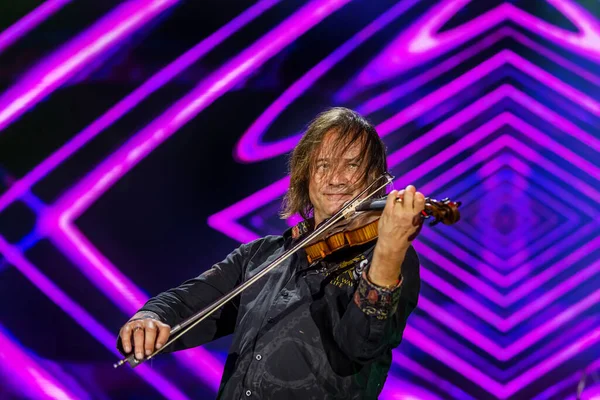 ODESSA, UKRAINE -25 Ağustos 2020: Ünlü kemancı Vasily Popadyuk (Kanada) ve caz grubu PAPA DUKE BAND sahnede. Tiyatro sahnesinde ünlü bir Kripach ve bestecinin solo konseri