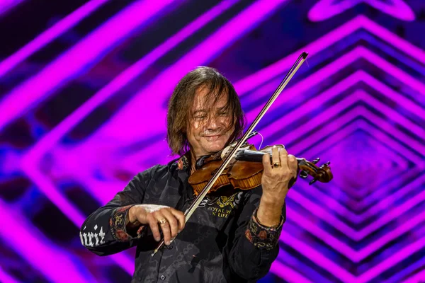 ODESSA, UKRAINE -25 Ağustos 2020: Ünlü kemancı Vasily Popadyuk (Kanada) ve caz grubu PAPA DUKE BAND sahnede. Tiyatro sahnesinde ünlü bir Kripach ve bestecinin solo konseri