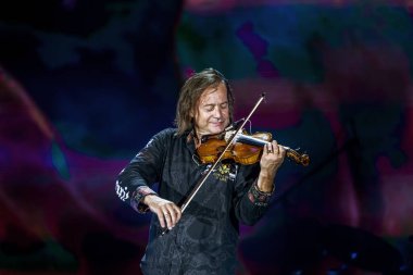 ODESSA, UKRAINE -25 Ağustos 2020: Ünlü kemancı Vasily Popadyuk (Kanada) ve caz grubu PAPA DUKE BAND sahnede. Tiyatro sahnesinde ünlü bir Kripach ve bestecinin solo konseri