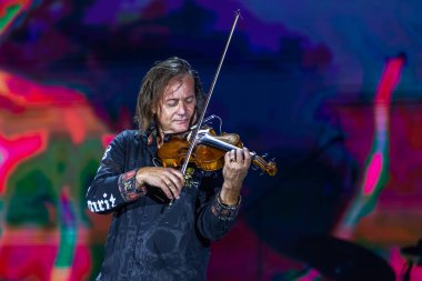 ODESSA, UKRAINE -25 Ağustos 2020: Ünlü kemancı Vasily Popadyuk (Kanada) ve caz grubu PAPA DUKE BAND sahnede. Tiyatro sahnesinde ünlü bir Kripach ve bestecinin solo konseri