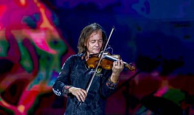 ODESSA, UKRAINE -25 Ağustos 2020: Ünlü kemancı Vasily Popadyuk (Kanada) ve caz grubu PAPA DUKE BAND sahnede. Tiyatro sahnesinde ünlü bir Kripach ve bestecinin solo konseri