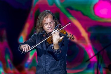 ODESSA, UKRAINE -25 Ağustos 2020: Ünlü kemancı Vasily Popadyuk (Kanada) ve caz grubu PAPA DUKE BAND sahnede. Tiyatro sahnesinde ünlü bir Kripach ve bestecinin solo konseri