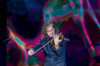 ODESSA, UKRAINE -25 Ağustos 2020: Ünlü kemancı Vasily Popadyuk (Kanada) ve caz grubu PAPA DUKE BAND sahnede. Tiyatro sahnesinde ünlü bir Kripach ve bestecinin solo konseri