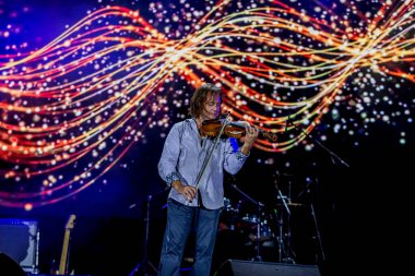 ODESSA, UKRAINE -25 Ağustos 2020: Ünlü kemancı Vasily Popadyuk (Kanada) ve caz grubu PAPA DUKE BAND sahnede. Tiyatro sahnesinde ünlü bir Kripach ve bestecinin solo konseri