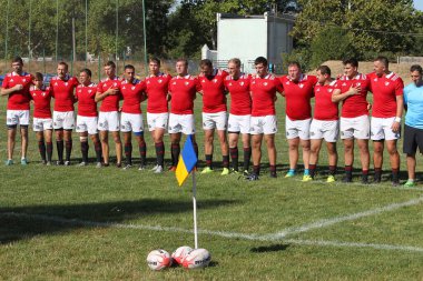 Odessa, Ukrayna - 29 Ağustos 2020: Odessa Milli Takımı CREDO (kırmızı) - Kiev Antares (siyah) ragbi 7 'leri. Top için erkek rugby oyuncularının sert agresif dövüşü. Stadyumun yeşil çimenlik alanında dinamik bir oyun